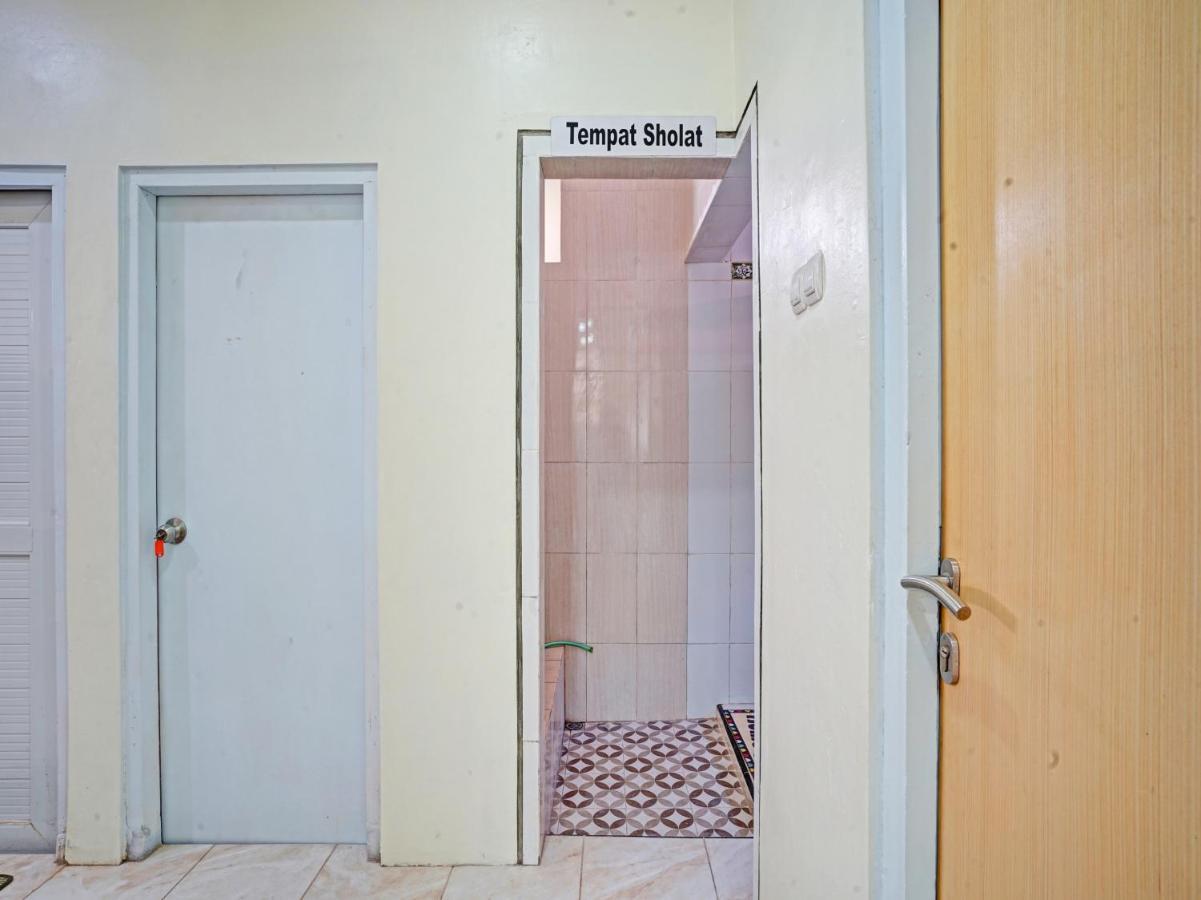 Oyo 90804 Oma Uti Syariah Hotel