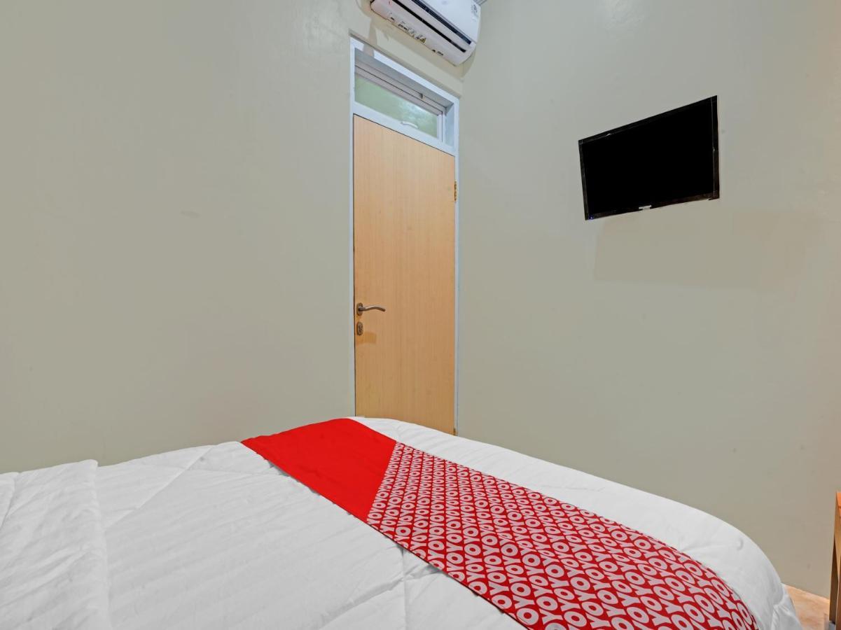 Oyo 90804 Oma Uti Syariah Hotel 2*