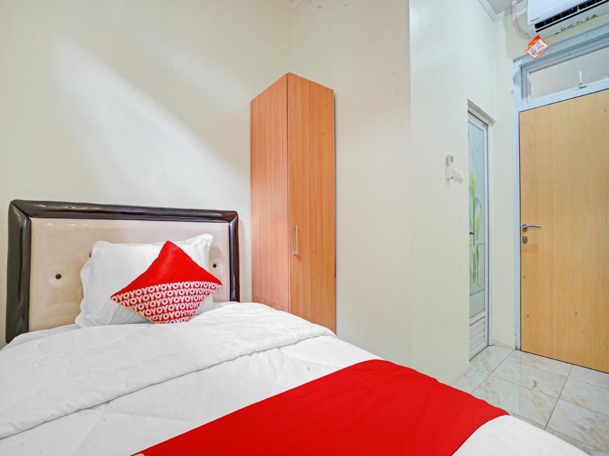 Oyo 90804 Oma Uti Syariah Hotel 2*